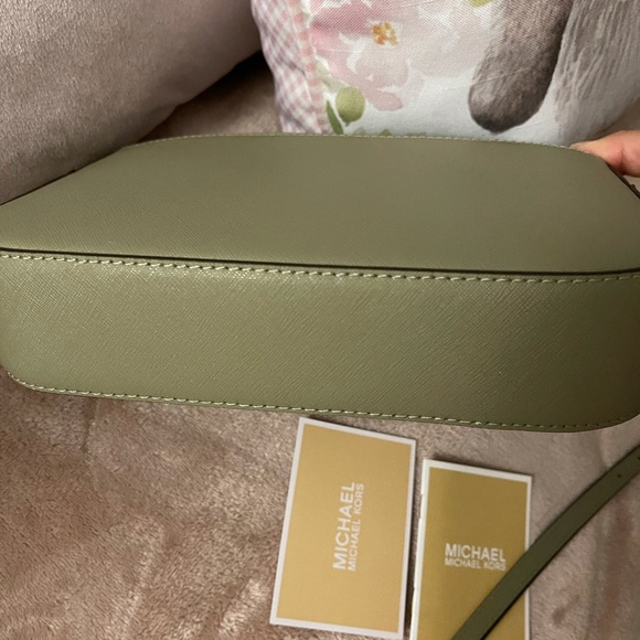 Michael Kors jet set crossbody with chain NWT - Picture 5 of 7